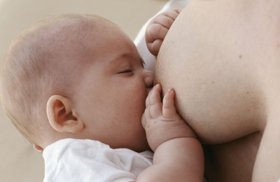 Beb� mamando. Fotograf�a de HM Hospitales